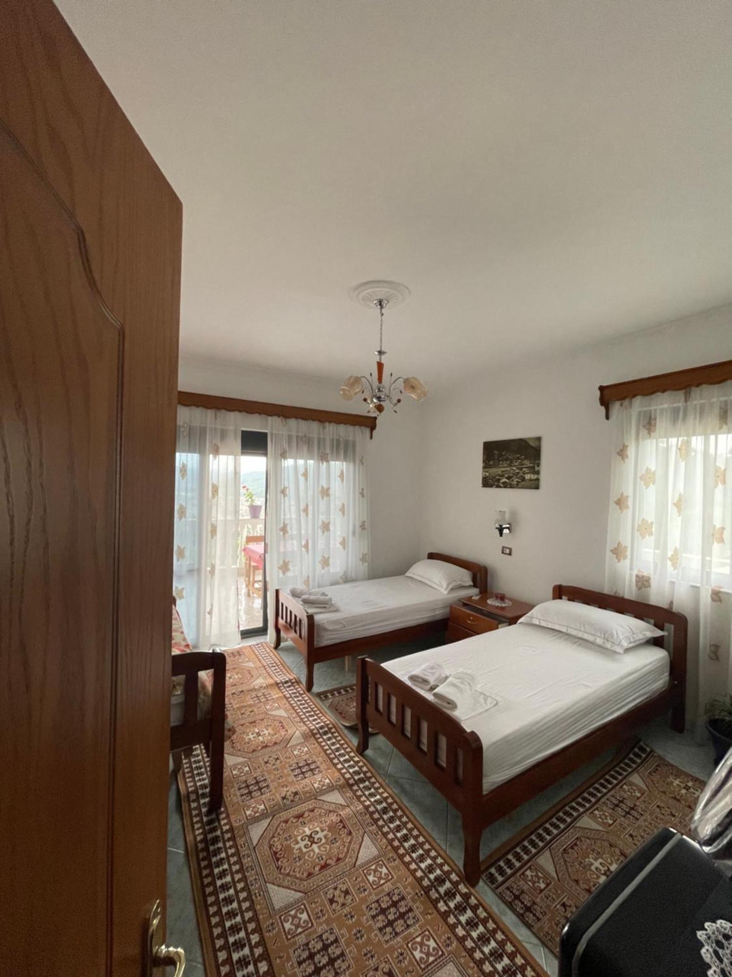 Guest House Xhuljon Берат Екстериор снимка