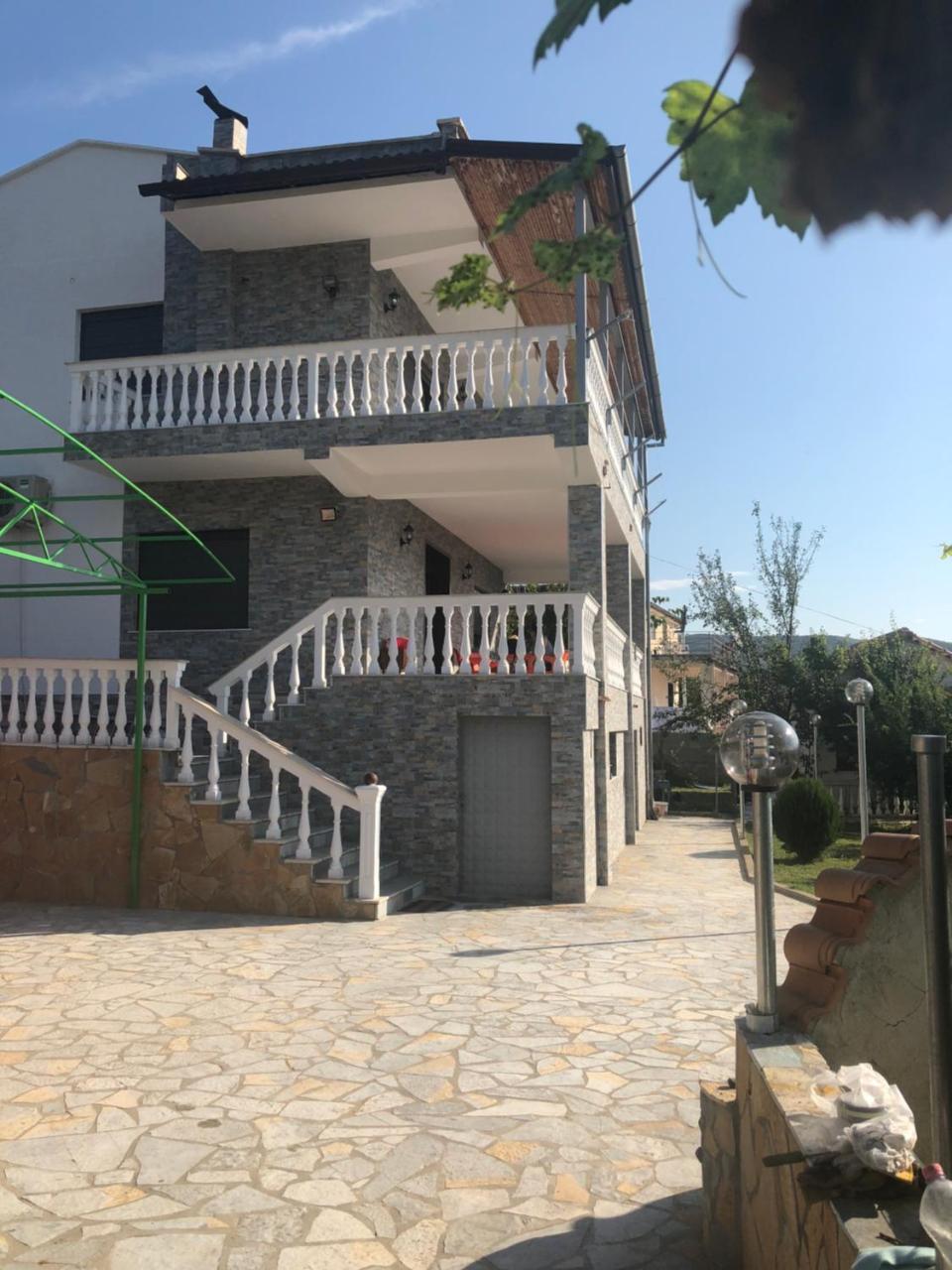 Guest House Xhuljon Берат Екстериор снимка