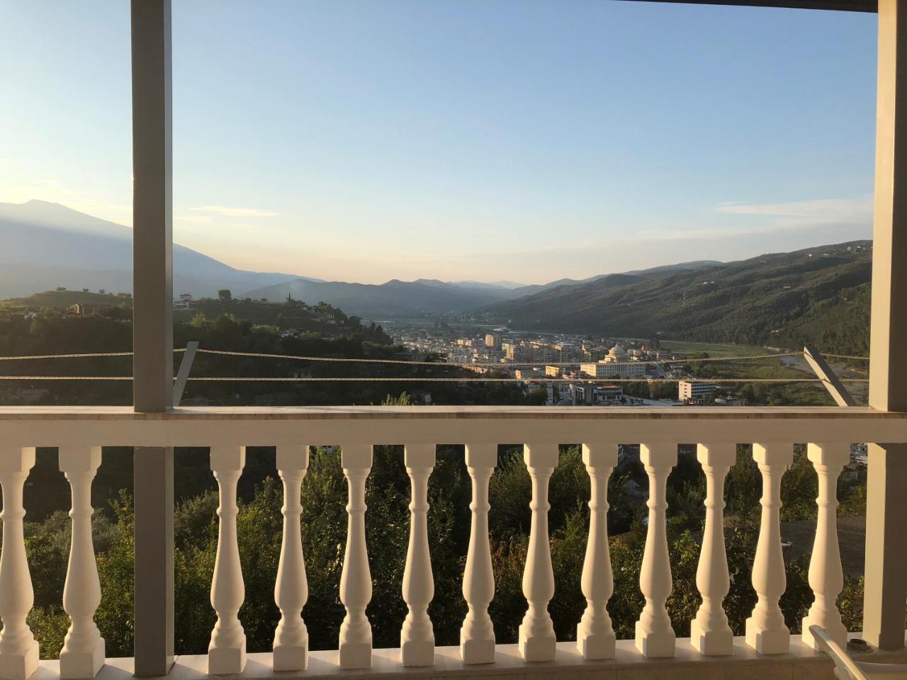 Guest House Xhuljon Берат Екстериор снимка